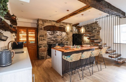Abergele Cottage | PLAS GLAN YR AFON, family friendly, with hot tub in Llangernyw