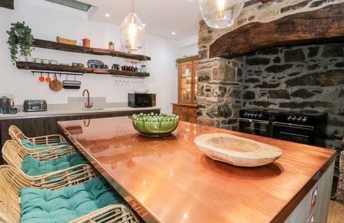 Abergele Cottage | PLAS GLAN YR AFON, family friendly, with hot tub in Llangernyw