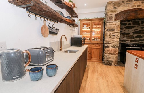 Abergele Cottage | PLAS GLAN YR AFON, family friendly, with hot tub in Llangernyw