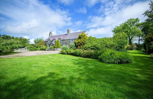 Garn Fadryn Cottage | Plas Newydd 7-beds · Country House with Heated Swimming Pool & Gardens