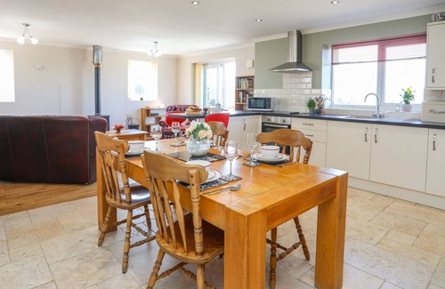Llanddeusant Cottage | PLAS Y BRAIN UCHAF, pet friendly, with open fire in Cemaes Bay