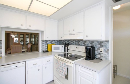 East Naples Condo | PLAY GOLF HERE! GLADES COUNTRY CLUB 2/2 LOVELY SEASONAL/6 MONTH/1 DAY AVAILABLE!