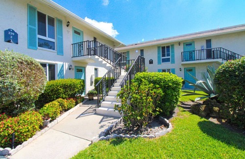 East Naples Condo | PLAY GOLF HERE! GLADES COUNTRY CLUB 2/2 LOVELY SEASONAL/6 MONTH/1 DAY AVAILABLE!
