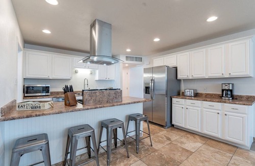 Papago Parkway House | Play on the putting green, and enjoy quality time at this amazing home