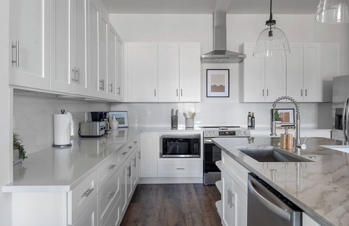 Central Arlington House | Play & Relax - Hoop, Mini Golf & Cozy Fire Pit