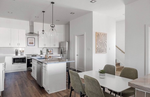 Central Arlington House | Play & Relax - Hoop, Mini Golf & Cozy Fire Pit