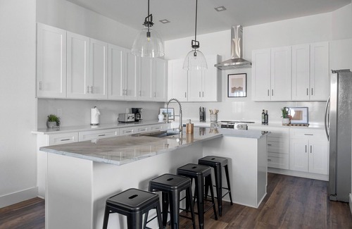 Central Arlington House | Play & Relax - Hoop, Mini Golf & Cozy Fire Pit