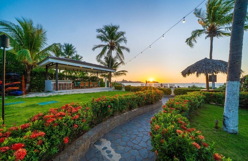Potrero Villa | Playa Potrero - impressive 9 BR beachfront villa: Casa Taj