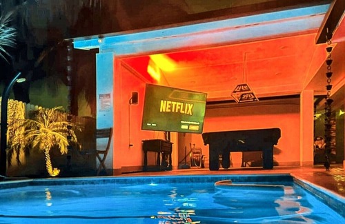 Miami Gardens Villa | Playhouse Fun! 8min Hard Rock, Pool & Tub + Games