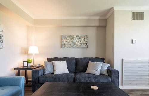 Country Club Plaza Area Apartment | Plaza One Bedroom w/Pool&Parking