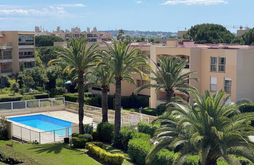 Golfe Juan Apartment | Pleasant 3-person pool apartment