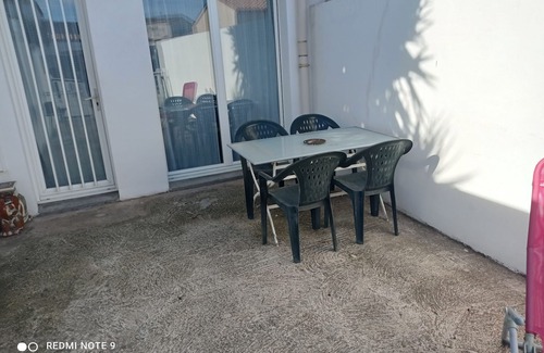Port-la-Nouvelle Apartment | Pleasant apartment with courtyard and air conditioning