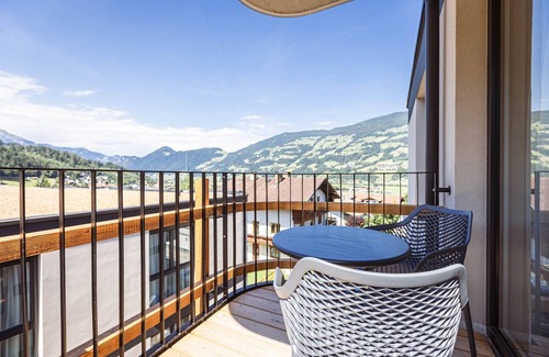 Fuegen Apartment | Pleasant apartment with shared pool