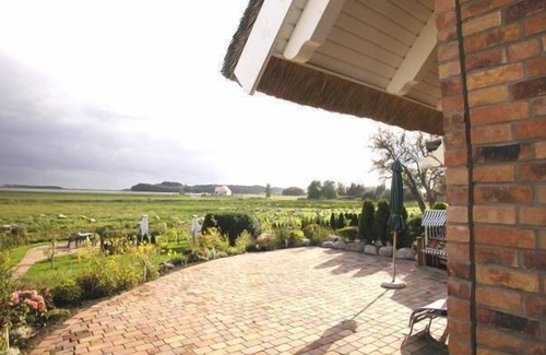 Gross Zicker Apartment | Pleasant Holiday Apartment in Groß Zicker with Private Parking