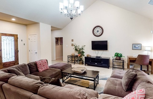 Apache Shores House | Pleasant home at Lake Austin with lovely backyard - central AC & private W/D
