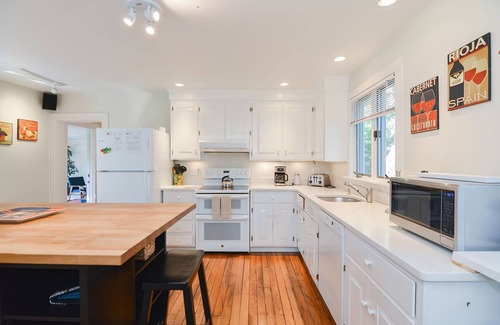Rockport House | Pleasant House in Rockport: Rock 'n' Roll Vibes