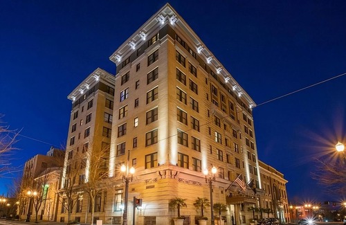Goose Hollow Hotel | Pleasant Stay! 3 Comfortable Units, Onsite Mini-golf Course, Pop- Up Cinema!