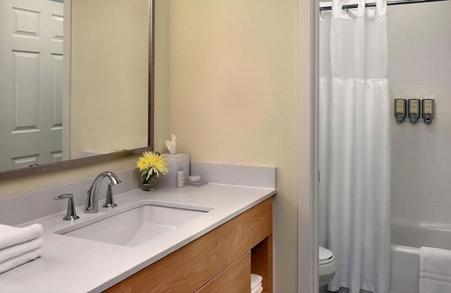 Monmouth Junction Resort | Pleasant Stay, Convenient Location! Close to Morris Davison Park, w/Pool