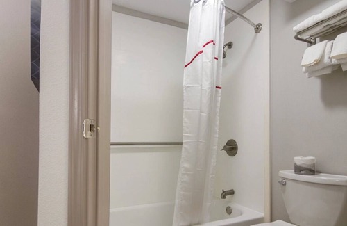 Erie House | Pleasant Stay, Convenient Location, Pets Allowed