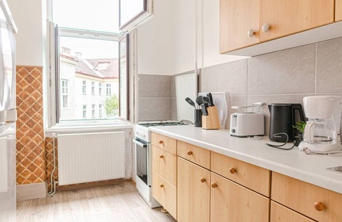 Wahring Apartment | Pleasing 2BR Apt. AKH-Perfect for Groups