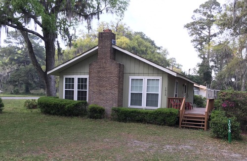 Valona House | Pleasure Bluff Cottage -2 Marinas, 18 hole Golf, a short distance to village hub