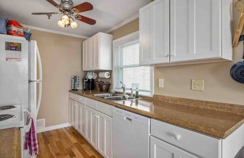 Hampton Condo | Plum Pad: Condo Overlooking the Ocean