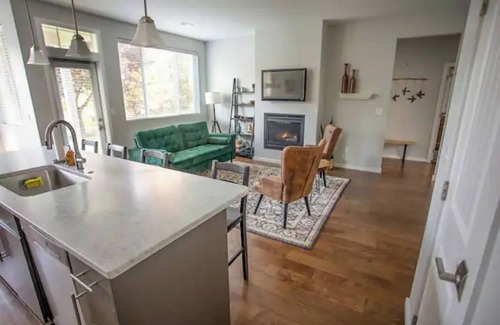 College Place Cottage | Plumberry Cottage in Charming Neighborhood