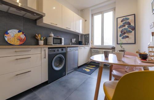 Sablon Apartment | Plumeria - Grand Appartement 75m2 - Au calme avec Jardin - Idéal Famille ou Groupe de Travailleurs - Parking Public Gratuit - 2 Chambres - 4 Lits séparés