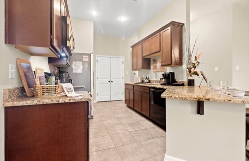 Lake Charles House | Plush Beds|High-Speed Wi-Fi| Workspace