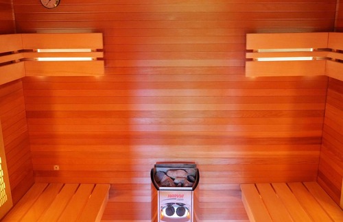 Filot House | Plush Holiday Home in Filot with Sauna and Relaxation Baths