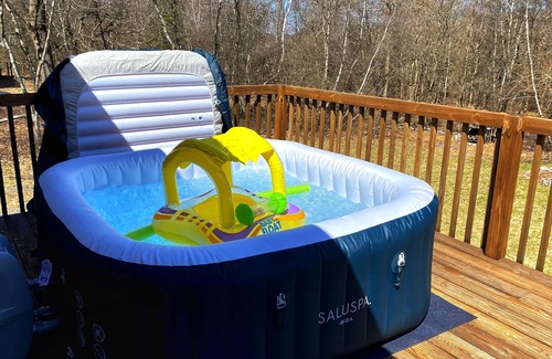 Tunkhannock Township Cottage | Pocono Retreat with Hottub,Lake Access and Swimming Pools