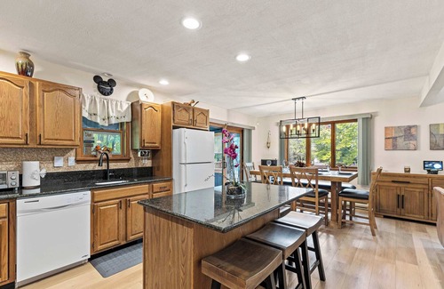 Lake Ariel House | Pocono's Resort | Fire Pit, Jacuzzi, Winter Sports Amenities