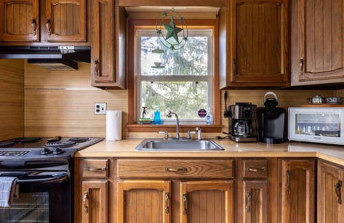Albrightsville Cabin | Poconos Cabin Hot Tub| Outdoor Shower| Kayak | Walk to Lake