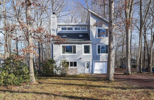 East Stroudsburg House | Poconos Family Retreat: Hot Tub/Fire Pit/Lake/Ski