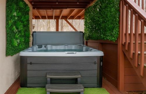Briar Crest Woods House | Poconos Getaway with Hot Tub-Close to Attractions, Perfect for Family &Friends!
