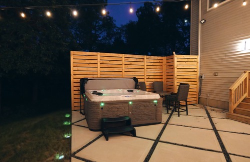 Tunkhannock Township House | Poconos Hot tub & Fire-Pit, Jacuzzi, 5 min to Lake - The Shyre House