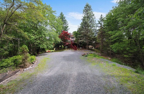 Long Pond Villa | Poconos Retreat Near pools, Lakes,Water parks,Casino and all shoppings,Game room