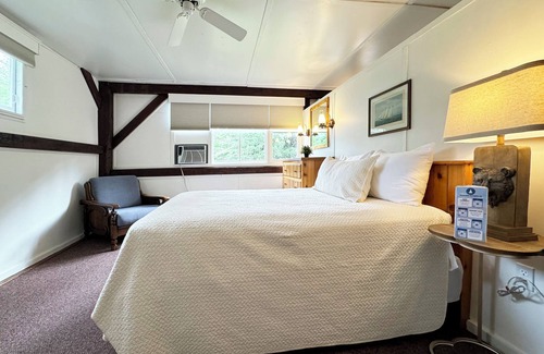 Reeders House | Poconos Rustic 2BR in the Poconos on Private Resort
