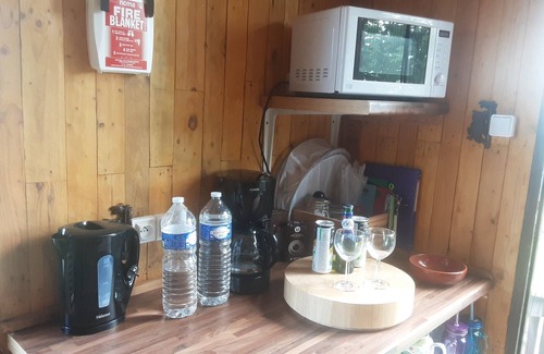 Colombiers-du-Plessis Cabin | Pod - Sleeps 2 - Jacuzzi - Parking - Garden