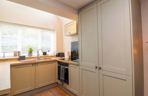 Bishopstone Cottage | PODDINGTON COTTAGE, pet friendly, with a garden in Salisbury