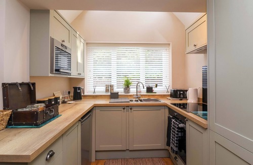 Bishopstone Cottage | PODDINGTON COTTAGE, pet friendly, with a garden in Salisbury