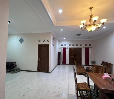 Depok House | Podhomoro homestay