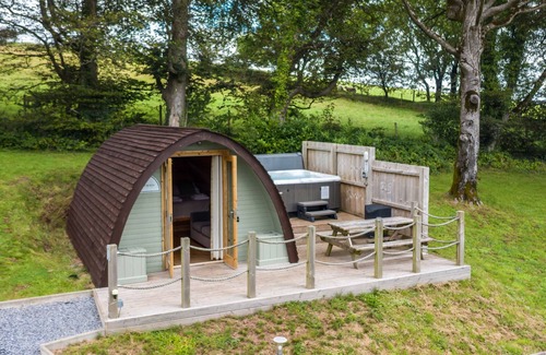 Laugharne Cabin | Pods @ Broadway with Hot tub