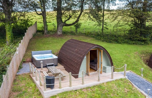Laugharne Cabin | Pods @ Broadway with Hot tub