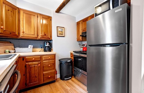 Scarborough Condo | Poet's Nook: Cozy and Private 1BR Apartment
