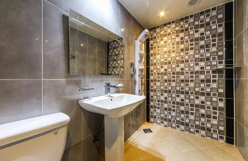 Pohang Hotel | Pohang Youngil Univ Hotel Queens