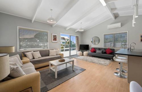 Papamoa Beach House | Pohutukawa Breeze - Papamoa Beach Holiday Home