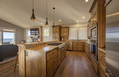 Newport House | Point Break at Agate Beach, Sleeps 12, Oceanfront, Loft, Game Room, Hot Tub, Beach Access, BBQ