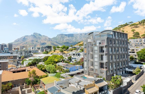 Green Point Apartment | Point Break | Sleek Studio | Mountain Views