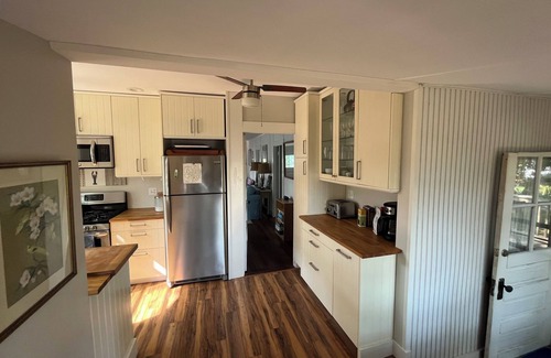 Old Lyme Cottage | POINT O' WOODS Beautiful & Breezy -5 min walk to beach!